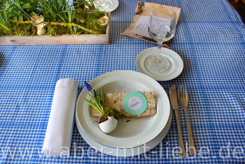 Tischdekoration Ostern, blau, weiß, Traubenhyazinthe in Ei, Birkenrinde