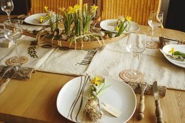 Tischdeko Frühling, rustikal, Cocosblatt bepflanzt, Narzissen, Tellerdeko, Narzissenzwiebel