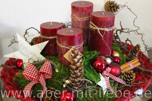 adventskranz dunkelrot, adventskranz in dunkelroter schale, dunkelrote schale als adventskranz