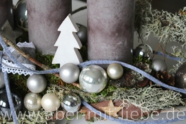adventsdeko weiß grau, kerzengesteck grau, weihnachtsdeko grau