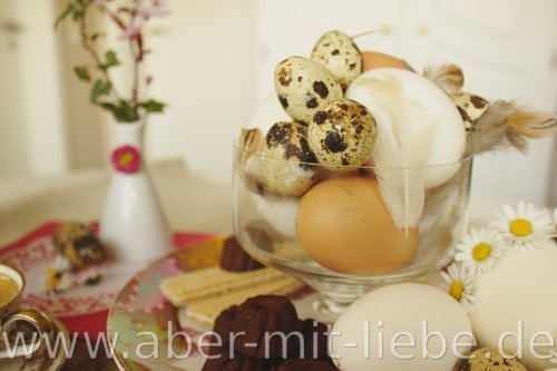 Tischdeko Ostern, Eier, Wachtelei, Gänseei, G&aum;nseblümchen, Federn