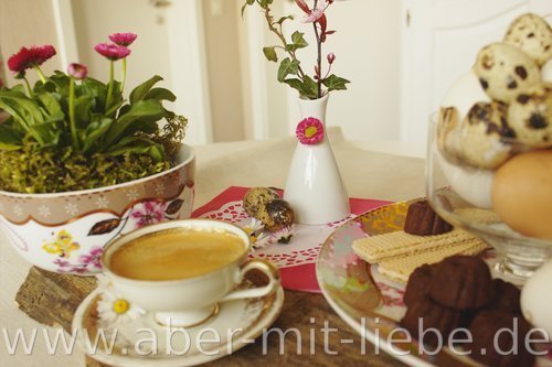 Tischdeko Ostern, Kirschblüte, Bellis, Eier, Kaffee, Porzellan