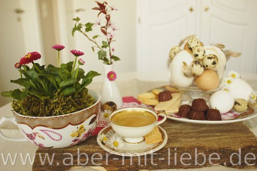 Tischdeko Ostern auf Holzbrett, Kirschblüte, Bellis, Eier, Kaffee, Porzellan, Federn