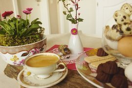 Tischdeko Ostern, Kirschblüte, Bellis, Eier, Kaffee, Porzellan