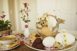 Tischdeko Ostern, Kirschblüte, Bellis, Eier, Kaffee, Porzellan, Federn, G&aum;nseblümchen