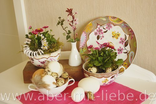 Osterdeko, buntes Porzellan mit Bellis, Eier, Kirschblüte
