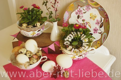 Osterdekoration, Gänseblümchenkranz, Bellis, buntes Porzellan
