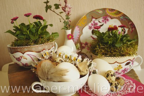 Osterdeko, Eier, Gänseblümchen, Bellis, buntes Porzellan