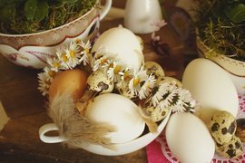 Osterdeko, Gänseblümchenkette auf Eiern