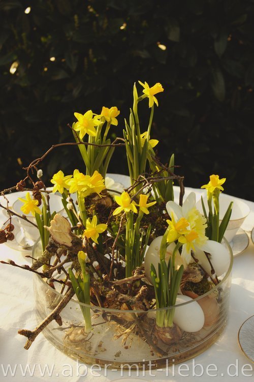 Tischdeko Frühling, Narzissen in Glasschale, Äste, Eier