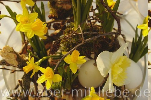 Tischdeko Frühling, Narzissen in Glasschale, Äste, Eier