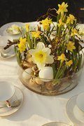 Tischdeko Frühling, Narzissen in Glasschale, Äste, Eier, Retroporzellan