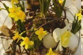 Tischdeko Frühling, Narzissen in Glasschale, Äste, Eier