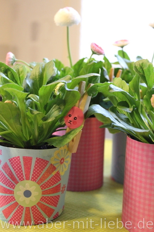 Tischdeko Ostern, Tischdekoration Ostern, rosa Bellis, Hase Wäscheklammer, pink, türkis, Bellis