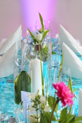 tischdeko dekovlies türkis, akzente in pink, hochzeitsdeko modern, tischdeko stumpenkerzen, dahlie pink tischdeko