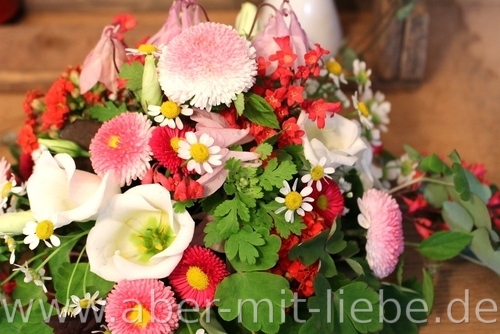 Hochzeitsdeko, Tischdeko, Gesteck, verschiedene Rottöne, Bellis, Lysianthus, pink, rot