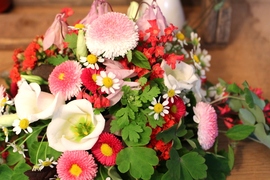 Hochzeitsdeko, Tischdeko, Gesteck, verschiedene Rottöne, Bellis, Lysianthus, pink, rot