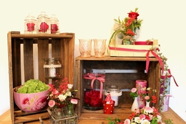 Tischdeko Hochzeit, Hochzeitsdeko Idee, rosa, pink, rot, Holzkiste, Pfingstrose, Hortensie