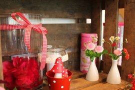 Deko Hochzeit, Pfingstrose, Fliegenpilz, Bellis, pink-rot, Tischdeko, Hochzeit