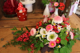 Blumengesteck, Hochzeit Deko, Tischdeko Hochzeit, rosa pink rot, Bellis, Akkelei, Eustoma, Kamille