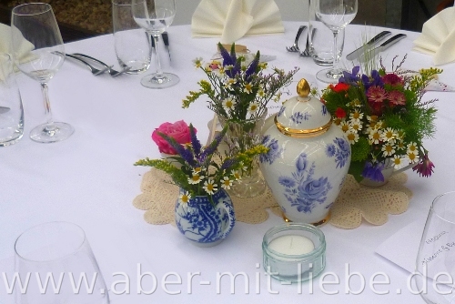 Tischdekoration in wei gold blau, alte Vase, Hochzeit, Vintage-Hochzeit