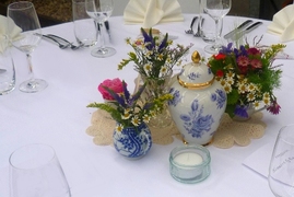 Tischdekoration in wei gold blau, alte Vase, Hochzeit, Vintage-Hochzeit