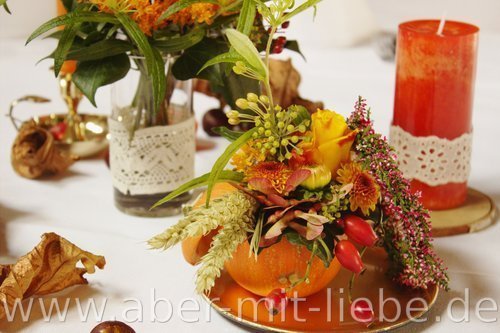 tischdeko hagebutten, hochzeitsdeko kürbisgesteck, kürbisgesteck hochzeit, hochzeit kupfer-orange, hochzeit orange-gold,