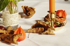 Herbstdeko Kerzenständer Messing, Kerzenständer Messing, Physalis, Herbstlaub Kupfer, Vase Häkelspitze