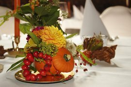 hochzeit herbst blumen, hochzeit herbstdeko, hagebuttenkränzchen, hochzeit kürbis, kürbisdekoration