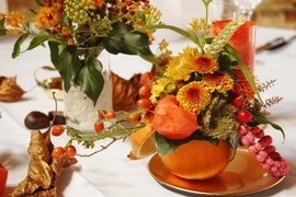 kupferfarbenes herbstlaub, tischdeko physalis, tischdeko hochzeit kürbis, kürbisdeko hochzeit