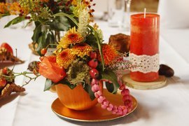 kürbisgesteck, kranz aus pfaffenhütchen, tischdeko orange herbst, tischdeko herbstblumen, tischdeko herbstfarben