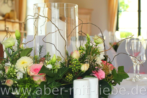 Tischgesteck Kranz rosa-creme, tischgesteck hochzeit creme rosa, blumenkranz tischdeko, tischgesteck rosa