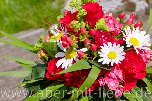 strauß hochzeit rot, strauß rote rosen, brautstrauß rosen, brautstrauß margeriten