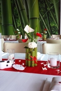 Tischdeko Hochzeit, rot, weiß, grün, Bambus, Tischgesteck