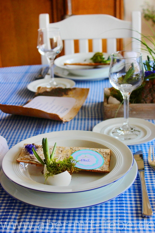 Tischdekoration Ostern, blau, weiß, Traubenhyazinthe in Ei, Birkenrinde