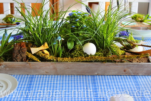 Tischdeko Ostern, blau, weiß, Gras, Vergissmeinnicht, Traubenhyazinthe, Eier