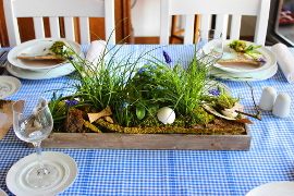 Tischdeko Ostern, blau, weiß, Gras, Vergissmeinnicht, Traubenhyazinthe, Eier