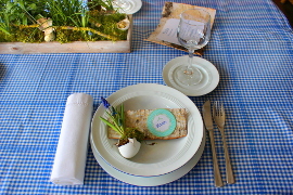 Tischdekoration Ostern, blau, weiß, Traubenhyazinthe in Ei, Birkenrinde