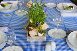 Tischdeko Ostern, blau, weiß, Gras, Vergissmeinnicht, Traubenhyazinthe, Eier