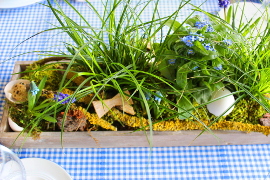 Tischdeko Ostern, blau, weiß, Gras, Vergissmeinnicht, Traubenhyazinthe, Eier