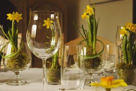 Tischdeko Frühling, Tischdekoration Frühling, Narzisse, Narzissen, Cognacglas, Cognacgläser, Draht