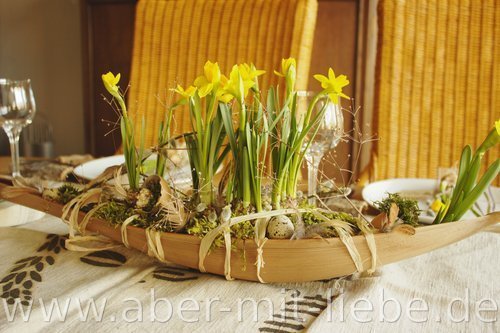 Tischdeko Frühling, rustikal, Cocosblatt bepflanzt, Narzissen, Moos, Narzissenzwiebel, Leinentischdecke