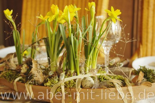 Tischdeko Frühling, rustikal, Cocosblatt bepflanzt, Narzissen, Moos, Narzissenzwiebel, Eier