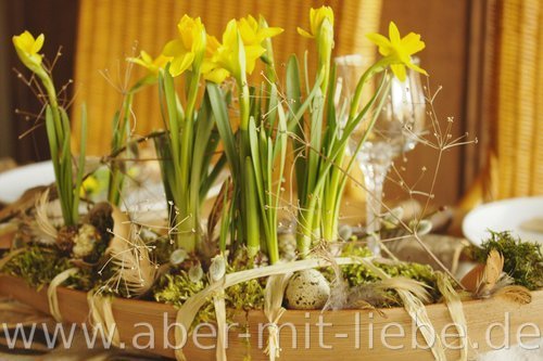 Tischdeko Frühling, rustikal, Cocosblatt bepflanzt, Narzissen, Moos, Narzissenzwiebel, Eier