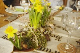 Tischdeko Frühling, rustikal, Cocosblatt bepflanzt, Narzissen, Moos, Narzissenzwiebel