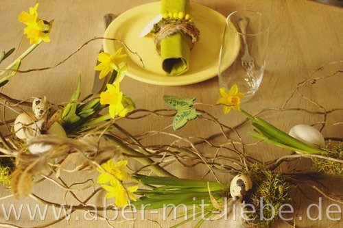 Ostern Tischdekoration, Tischdeko Narzissen, Weide, Serviettenringe, Eier, Wachtelei, Schmetterling, Feder