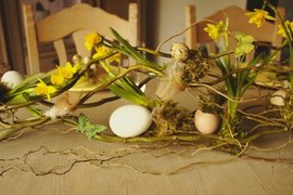 Tischdeko Ostern, Tischdekoration Ostern, Weidengeflecht, Narzissen, Eier, Moos, Tischdeko natürlich