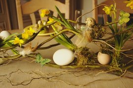 Tischdeko natur, Tischdekoration natürlich, Narzisse, Eier, Wachtelei, Federn, Holzschmetterling