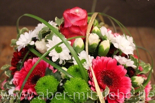 blumengesteck gerbera, blumendeko gerbera, blumen deko pink, tisch deko pink, tisch deko pink weiß grün