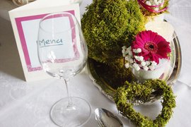 Tischdeko, Tischdekoration, Hochzeit, pinke Gerbera, Schleierkraut, Porzellantasse, Moos, Mooskugel, Moosherz